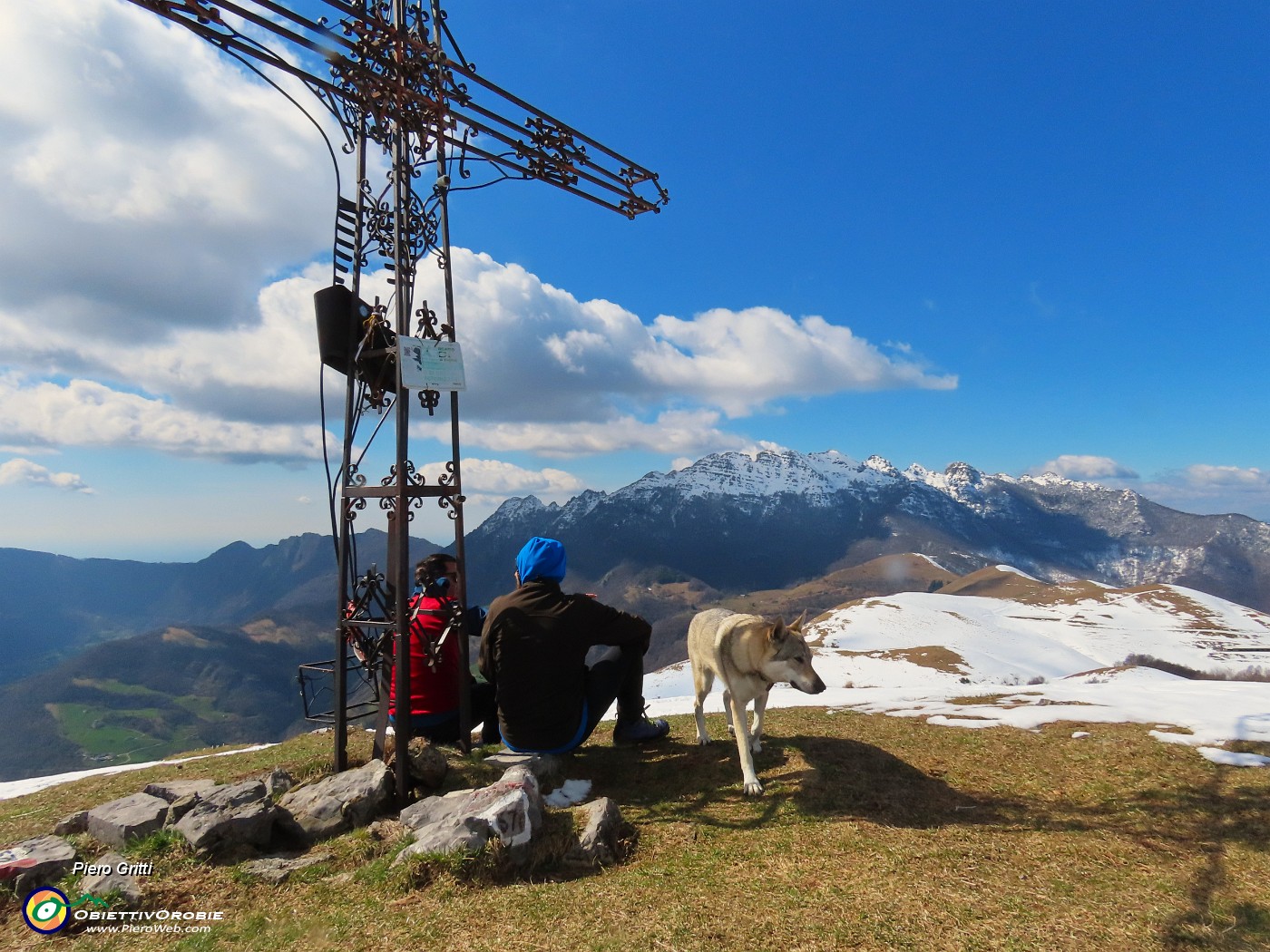 30 La nuvola si sposta e il sole ci riscalda con vista in Resegone .JPG